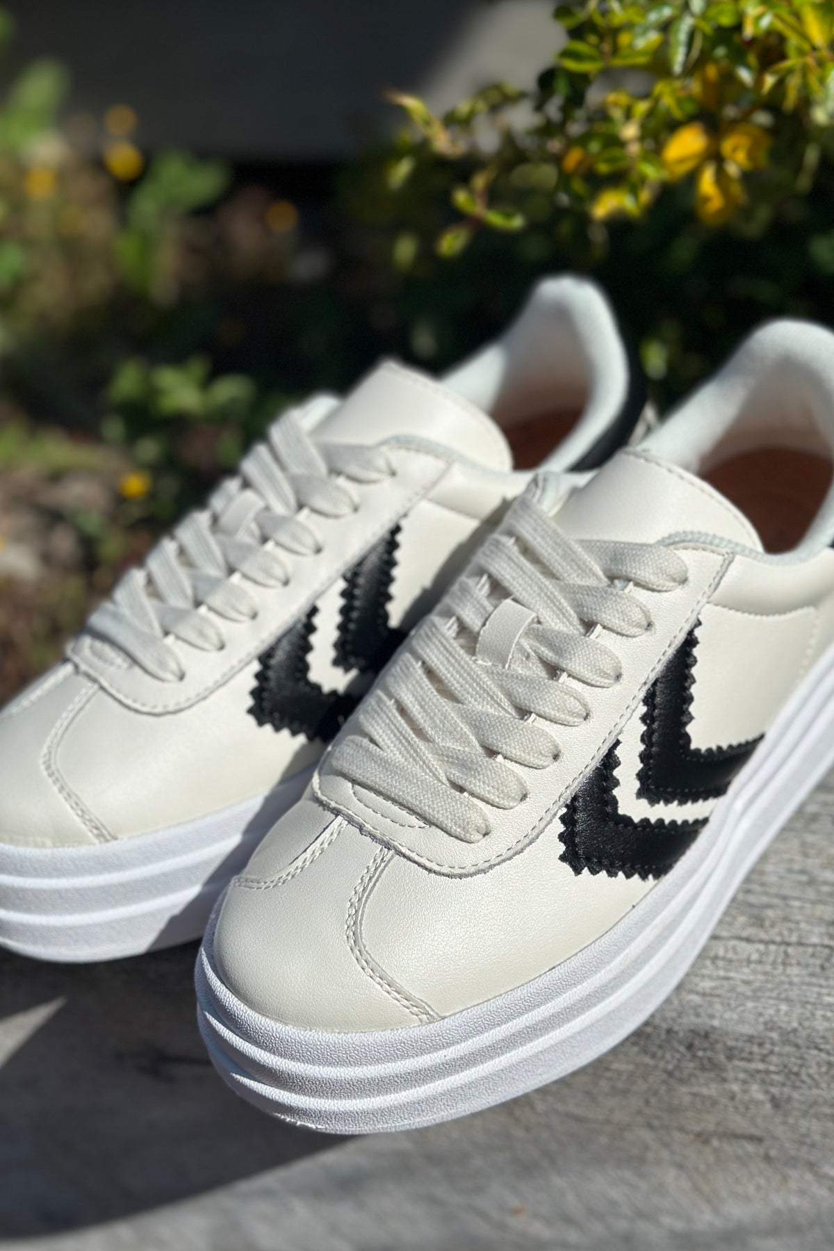 Ignite White/Black Sneaker